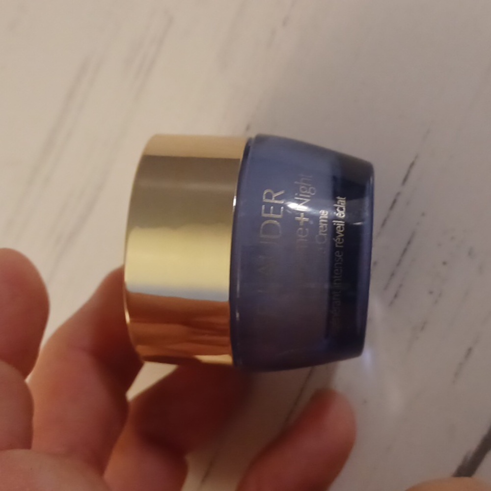 Estee Lauder - Picture 3 of 3